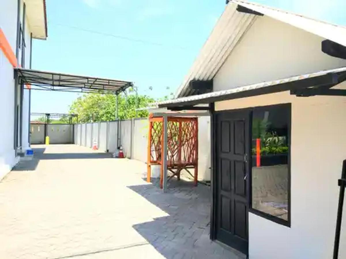 Reddoorz At Hotel Nuansa Ngawi Exterior foto